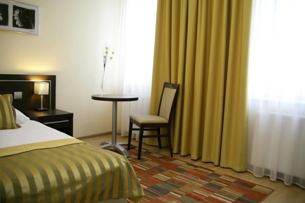 Hotel Safir พอซนาน ภายนอก รูปภาพ