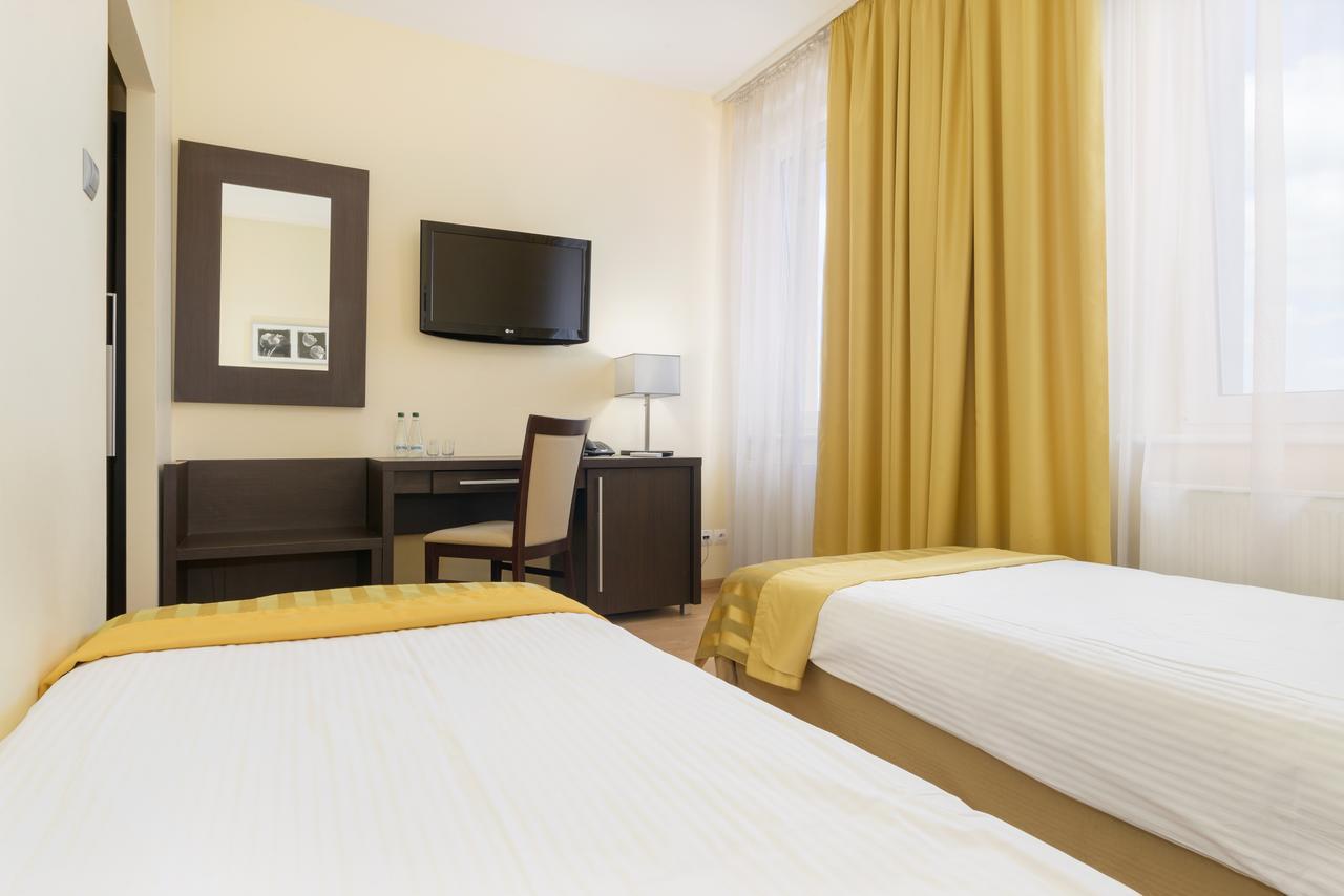 Hotel Safir พอซนาน ภายนอก รูปภาพ