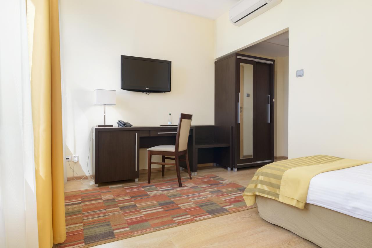 Hotel Safir พอซนาน ภายนอก รูปภาพ